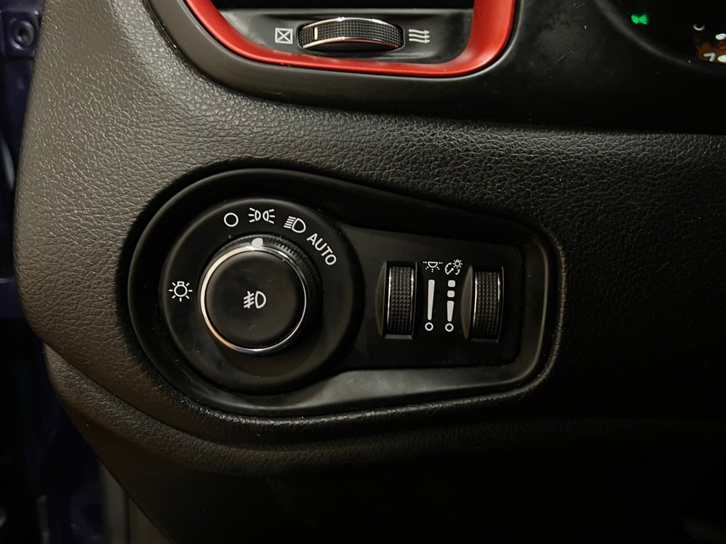 Used 2017 Jeep Renegade Trailhawk w/ Premium Trailhawk Package AWD/4WD image 21