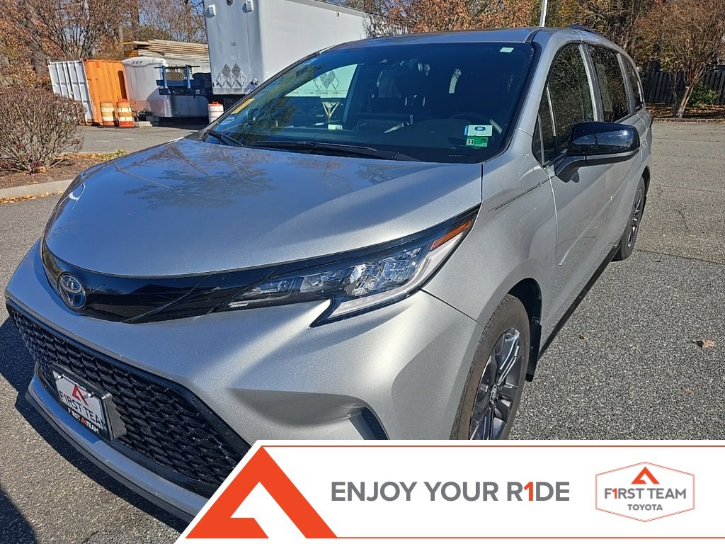 Used 2025 Toyota Sienna XSE image 1
