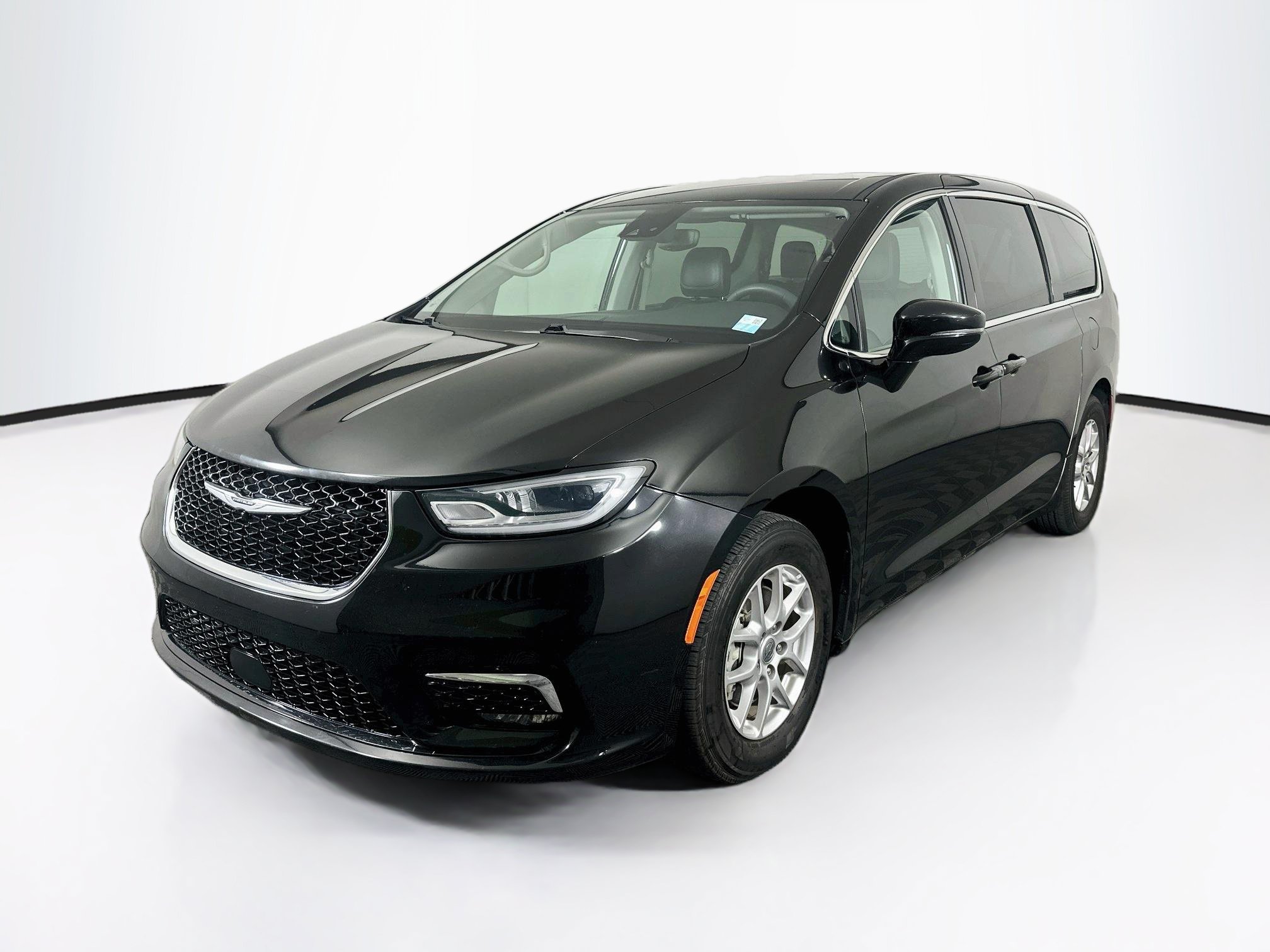 Used 2024 Chrysler Pacifica Touring-L FWD image 3
