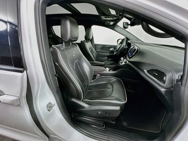 Used 2025 Chrysler Pacifica Limited FWD image 28