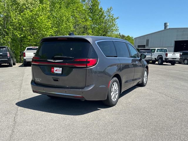 Used 2023 Chrysler Pacifica Touring-L FWD image 4