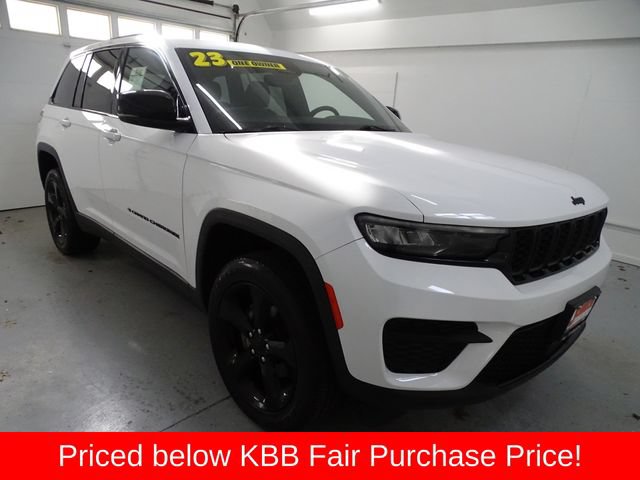 Certified 2023 Jeep Grand Cherokee Altitude AWD/4WD image 1