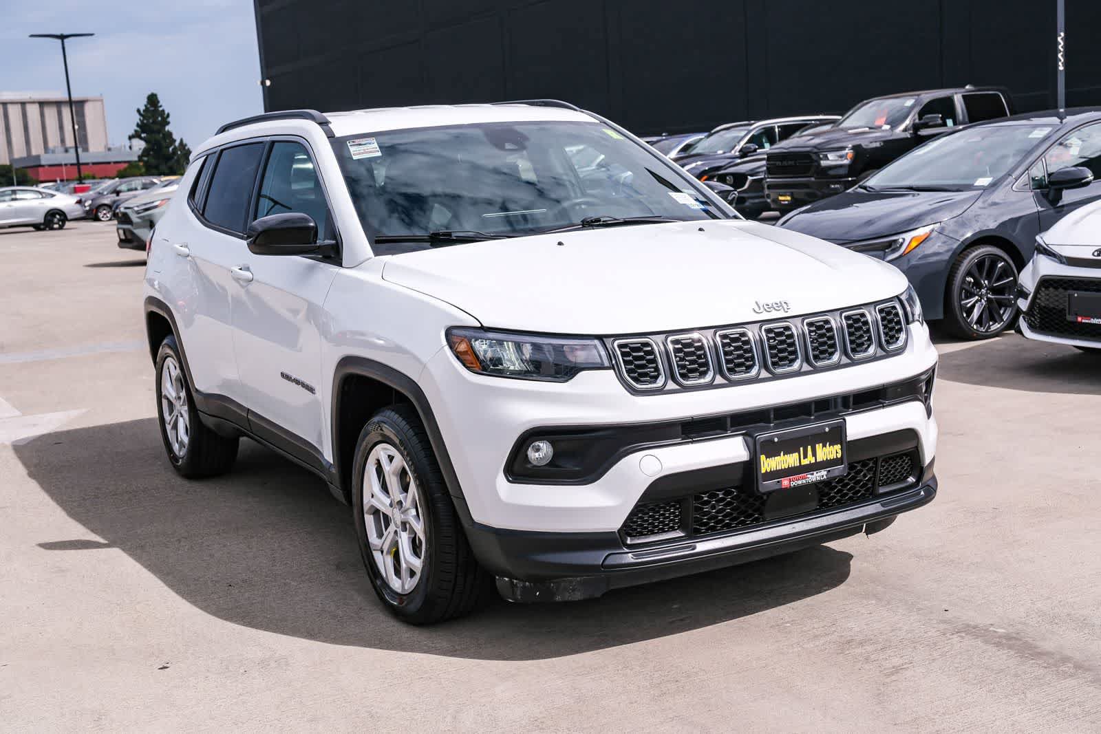 Used 2024 Jeep Compass Latitude AWD/4WD image 3