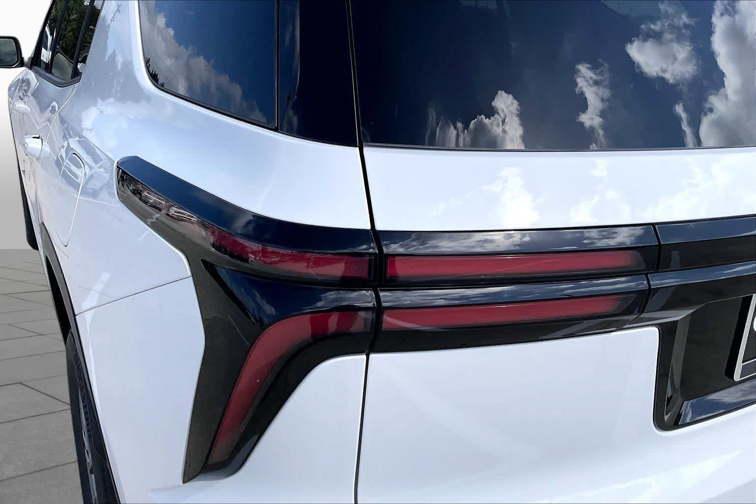 New 2027 Chevrolet Traverse LT w/ Driver Confidence Package FWD image 14
