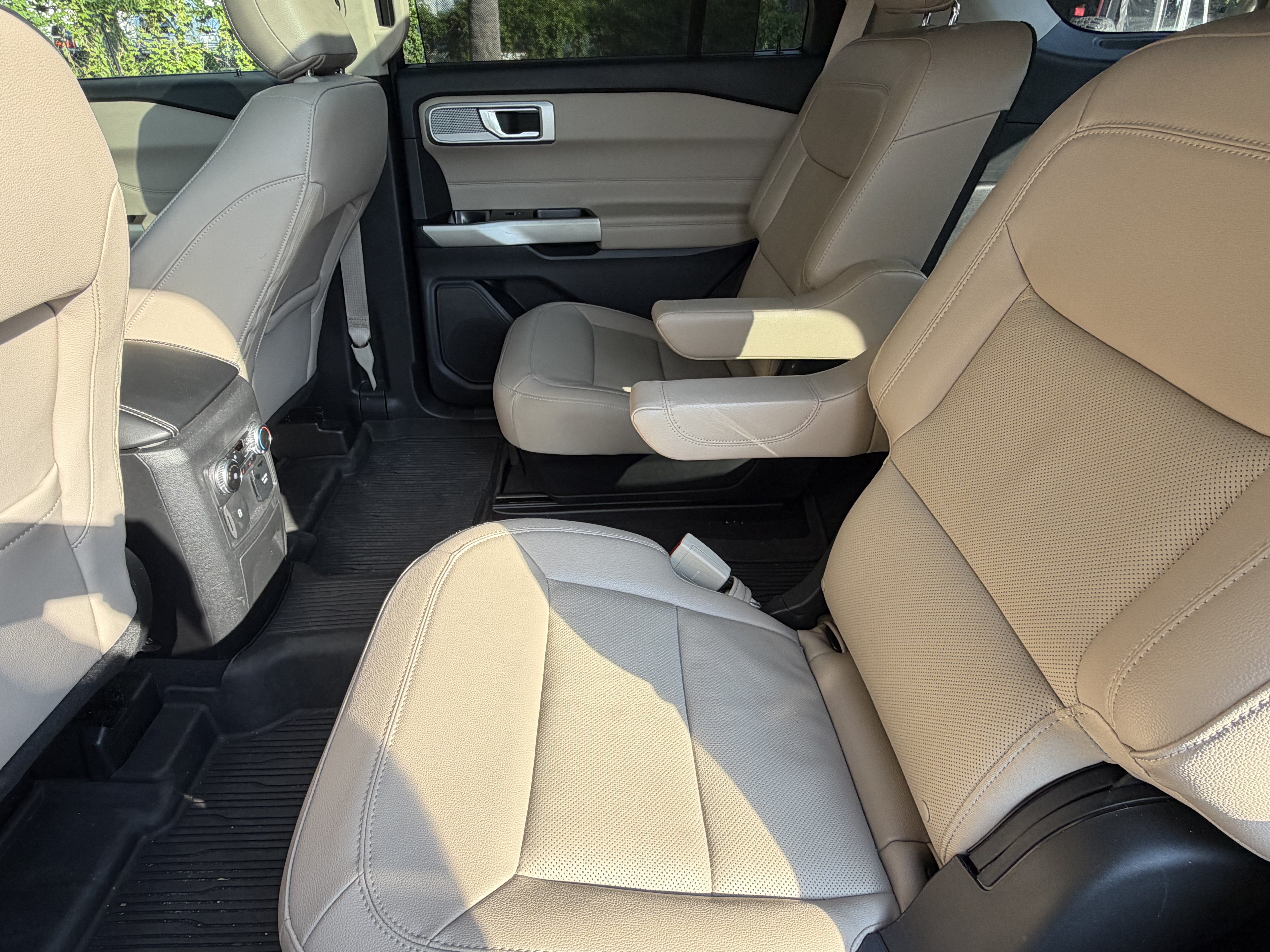 Used 2022 Ford Explorer Limited w/ Equipment Group 301A RWD image 32