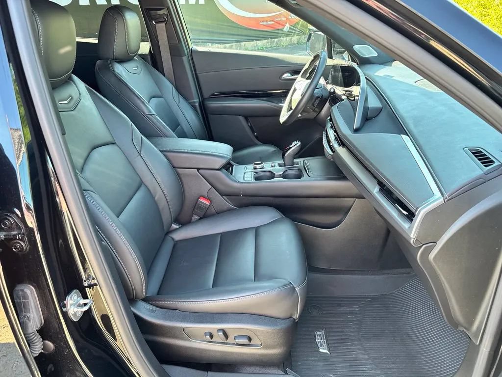 Used 2024 Cadillac XT4 Luxury w/ Cold Weather Package AWD/4WD image 34