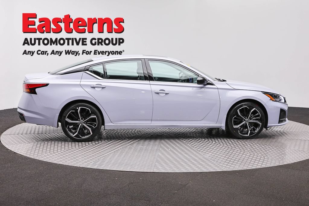 Used 2025 Nissan Altima 2.5 SR w/ SR Premium Package FWD image 4