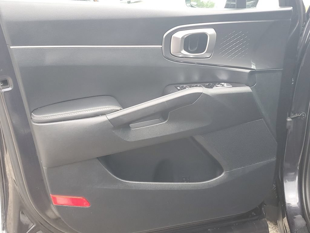 Certified 2025 Kia Sorento LX FWD image 9