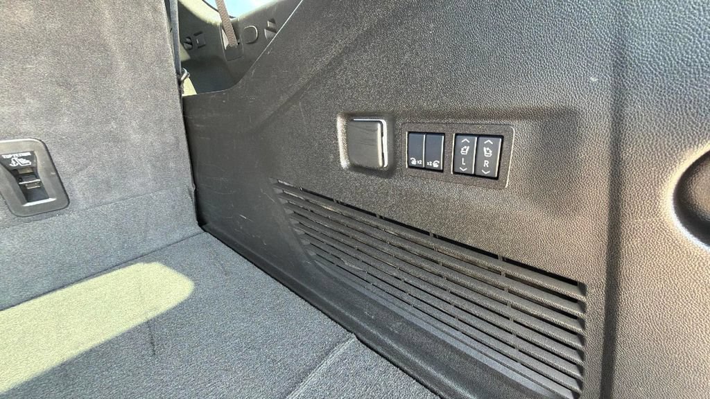 Certified 2025 Chevrolet Suburban Premier RWD image 30