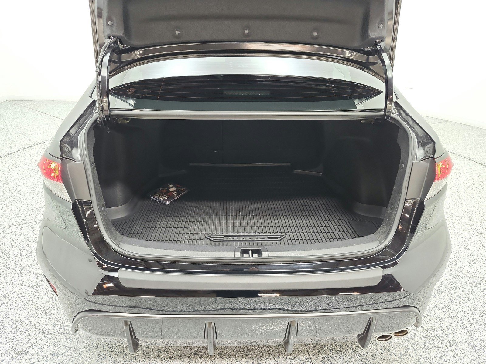 Used 2025 Toyota Corolla SE w/ SE Premium Package FWD image 19