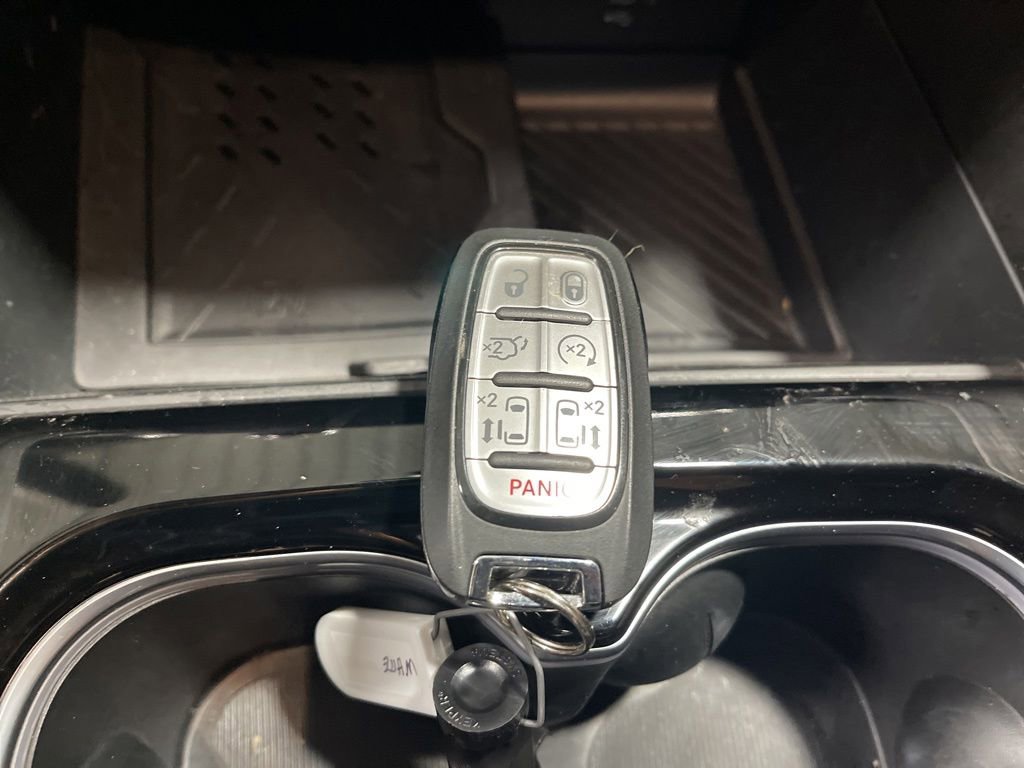 Used 2026 Chrysler Pacifica Limited FWD image 31