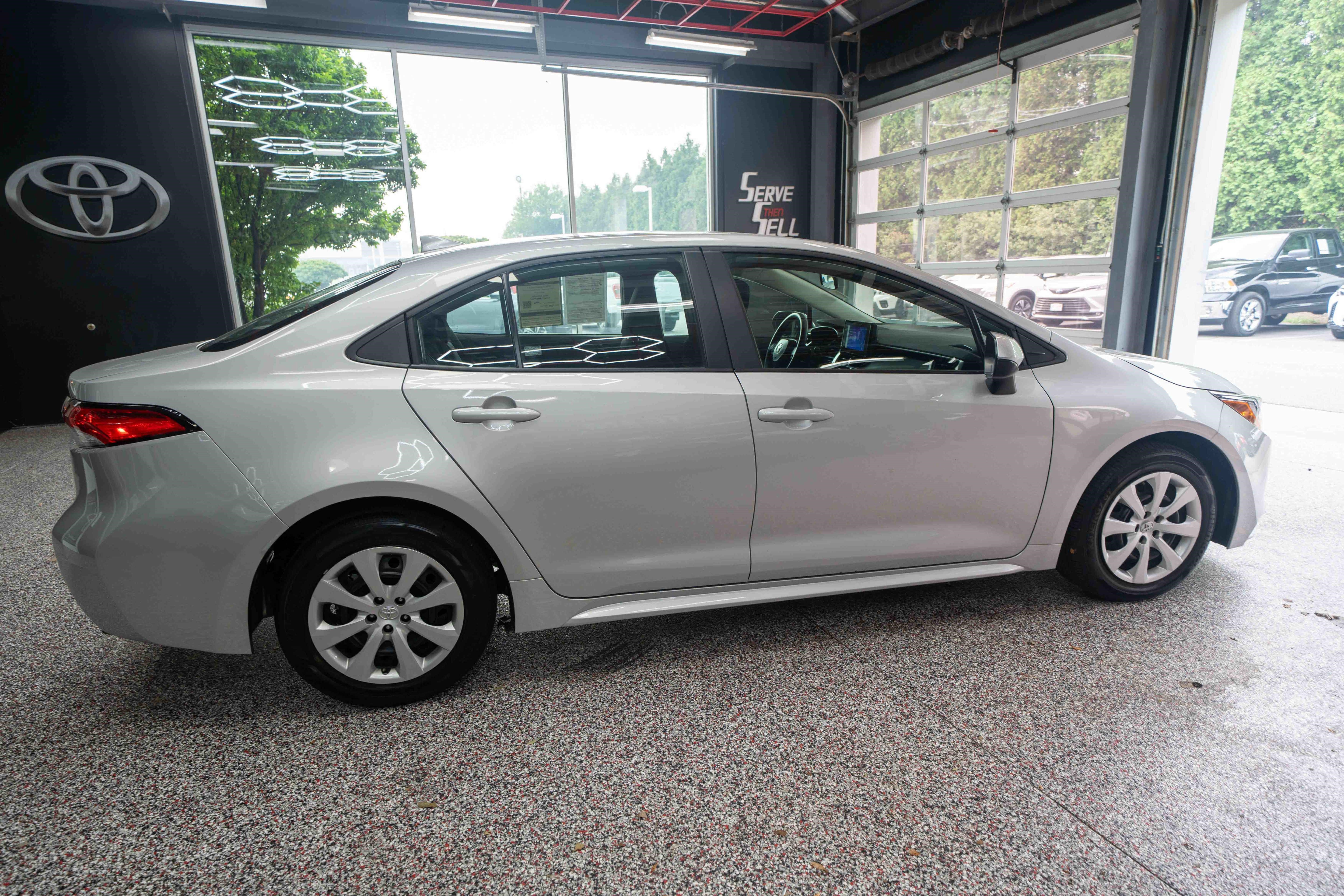 Used 2025 Toyota Corolla LE FWD image 4