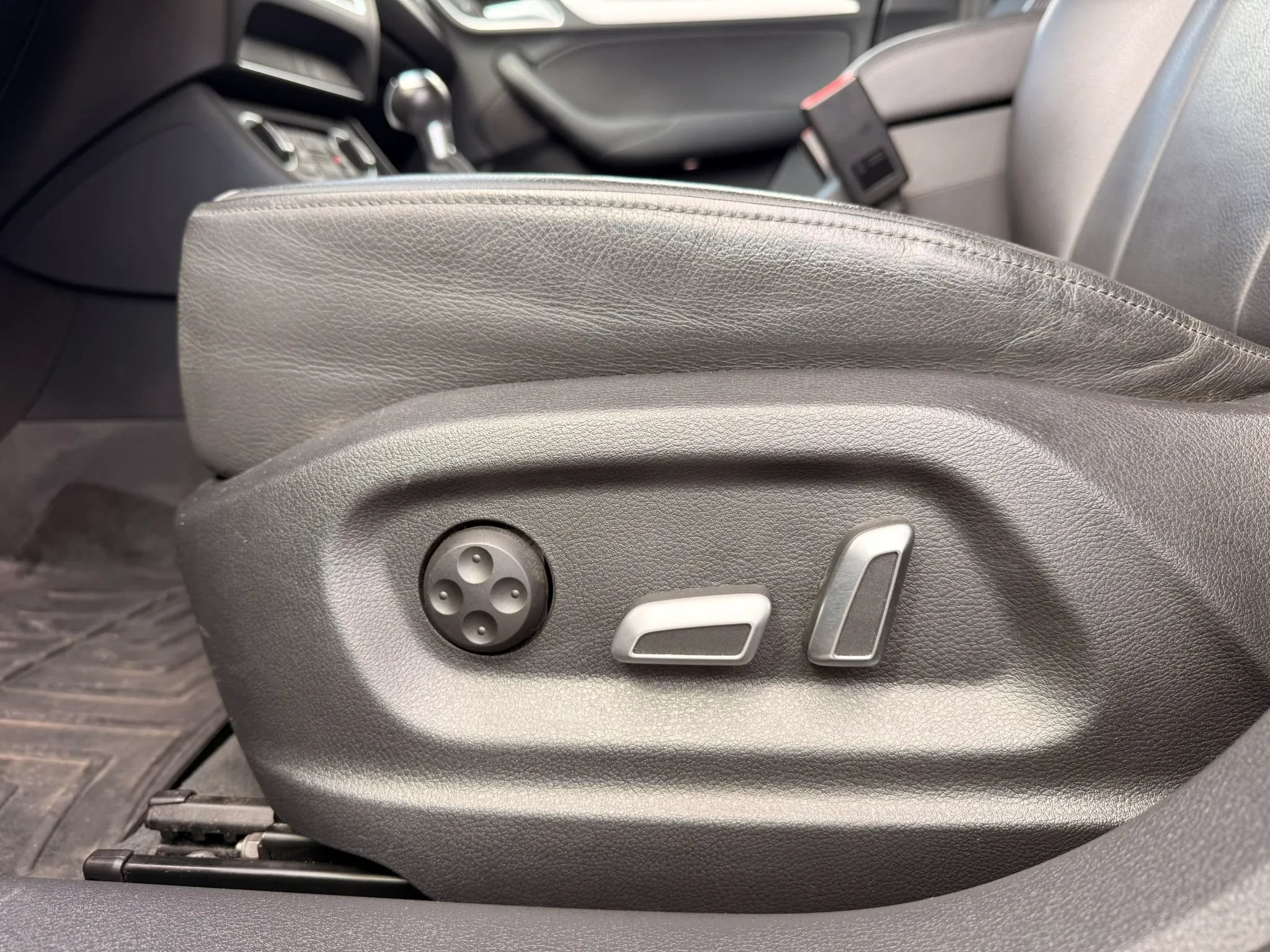 Used 2018 Audi Q3 2.0T Premium Plus w/ Premium Plus Package FWD image 35