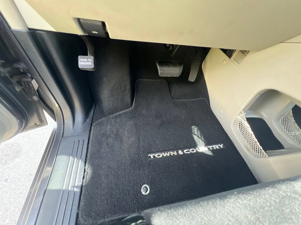 Used 2014 Chrysler Town & Country Touring-L FWD image 43