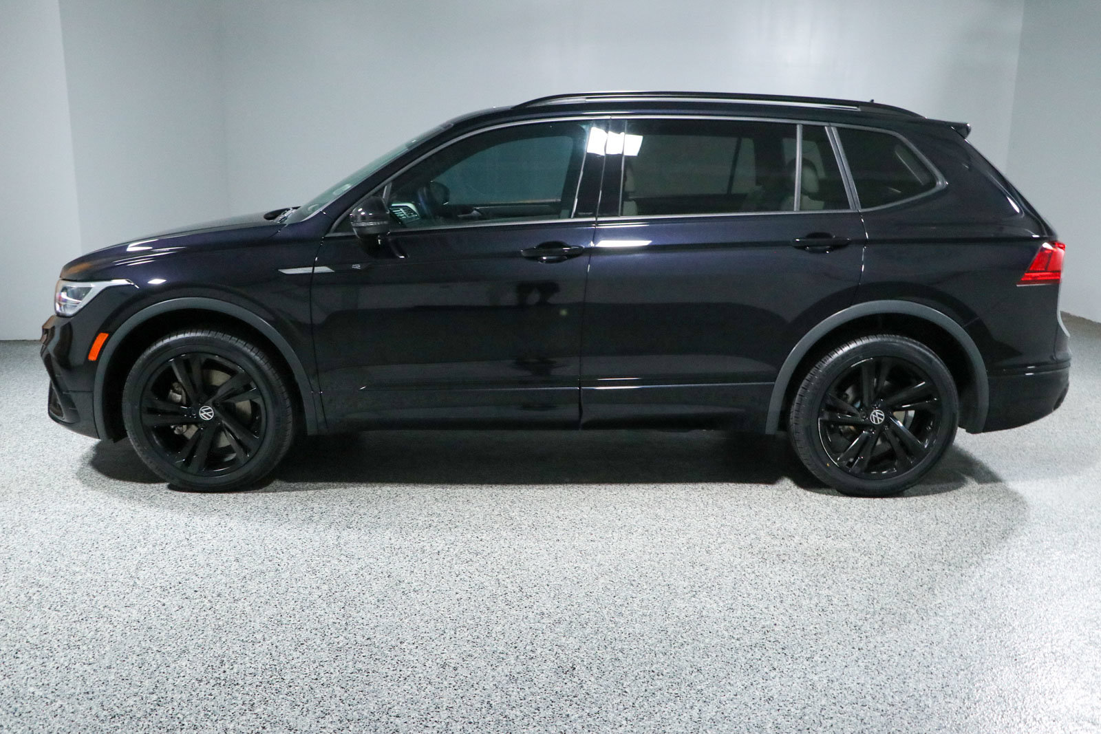 Used 2023 Volkswagen Tiguan SE R-Line FWD image 10