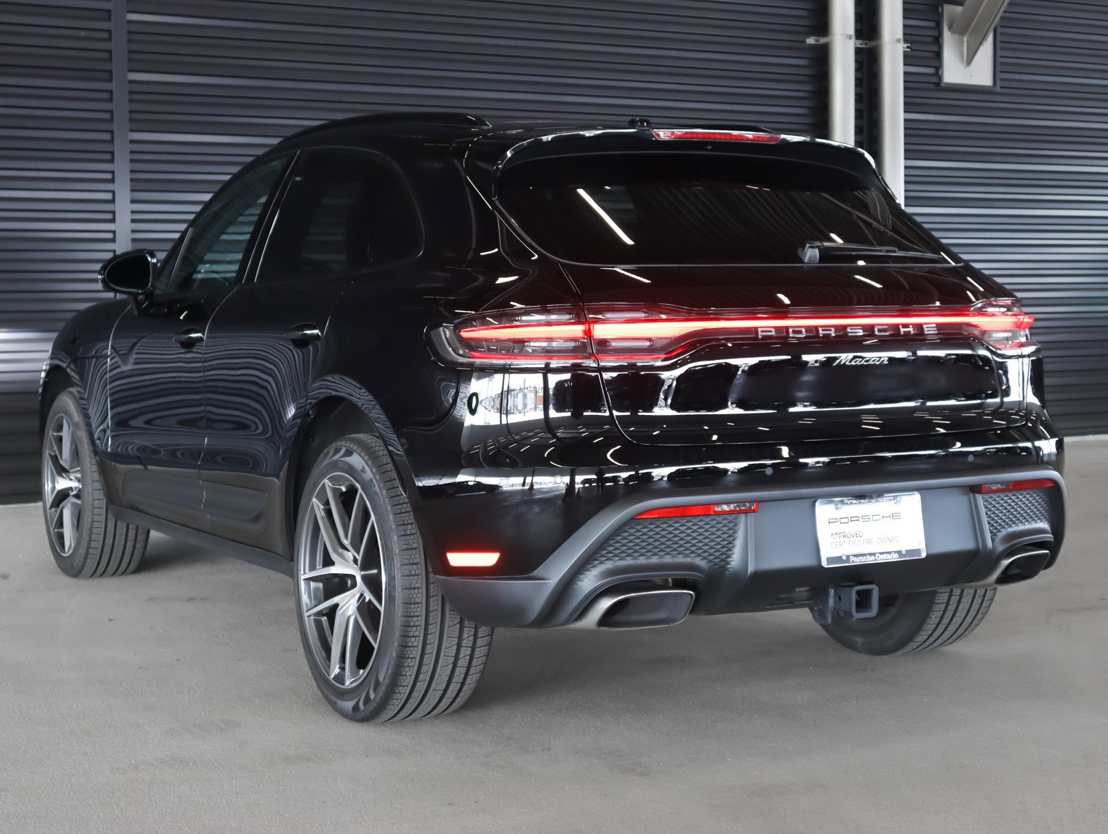 Certified 2025 Porsche Macan image 3