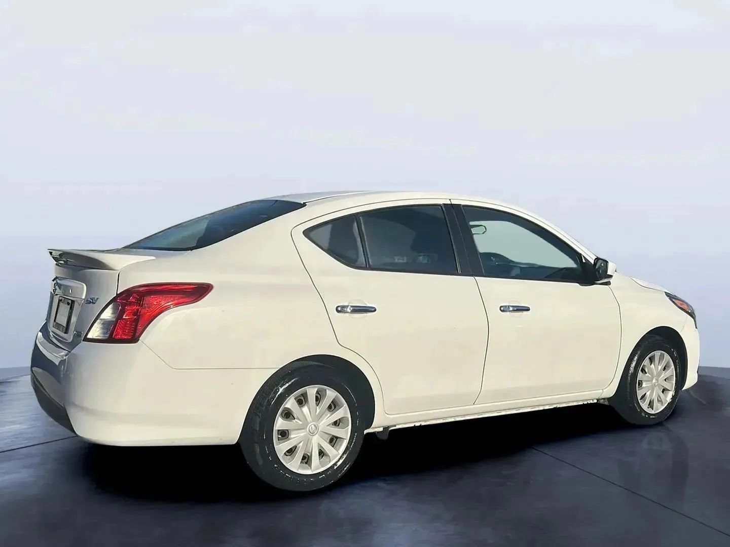 Used 2016 Nissan Versa SV FWD image 5