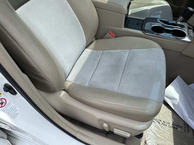 Used 2013 Toyota Camry XLE w/ Leather Pkg FWD image 10
