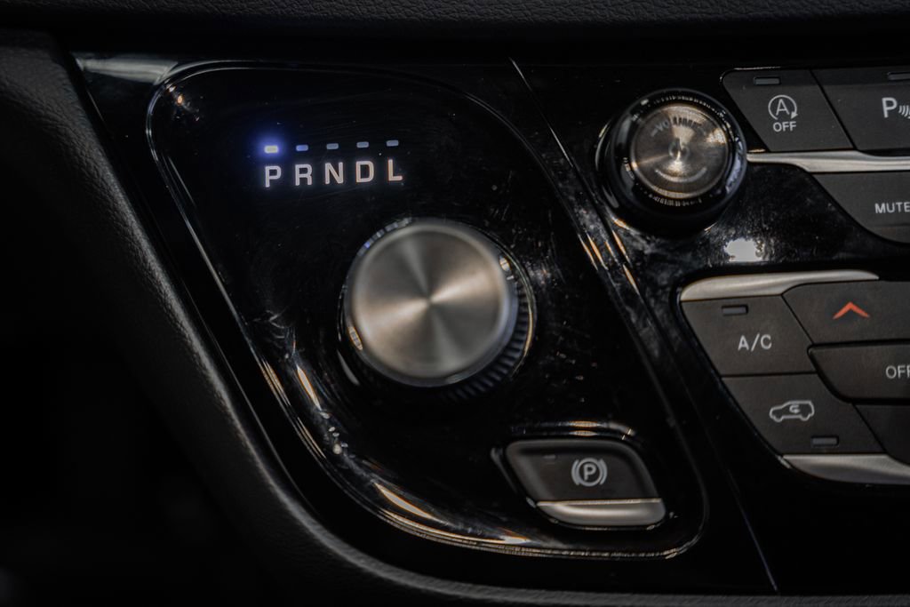 Used 2025 Chrysler Pacifica Select image 28