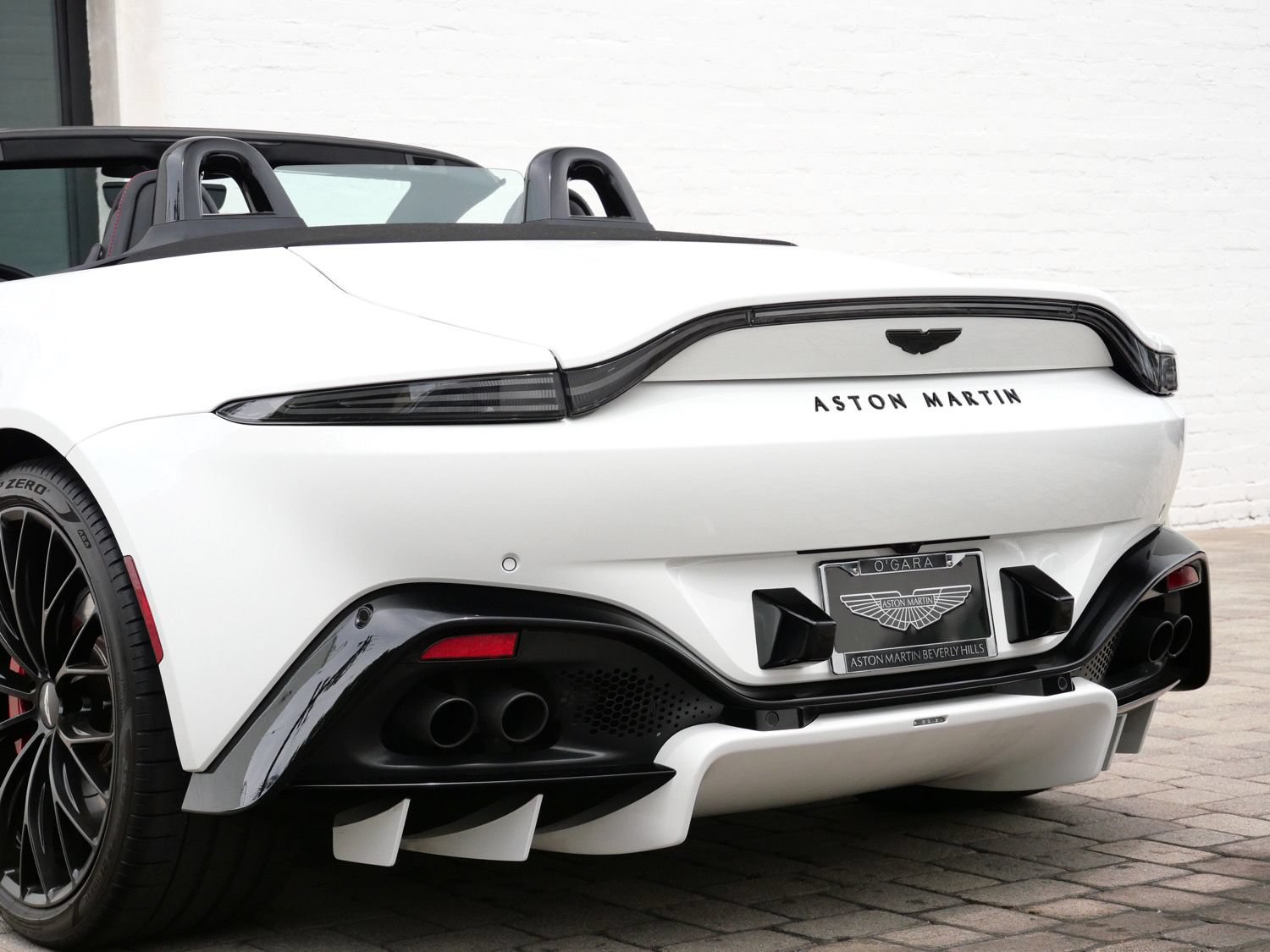 Used 2023 Aston Martin V8 Vantage Roadster RWD image 8
