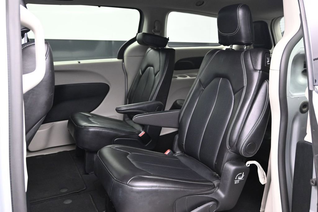 Used 2024 Chrysler Pacifica Touring-L FWD image 21