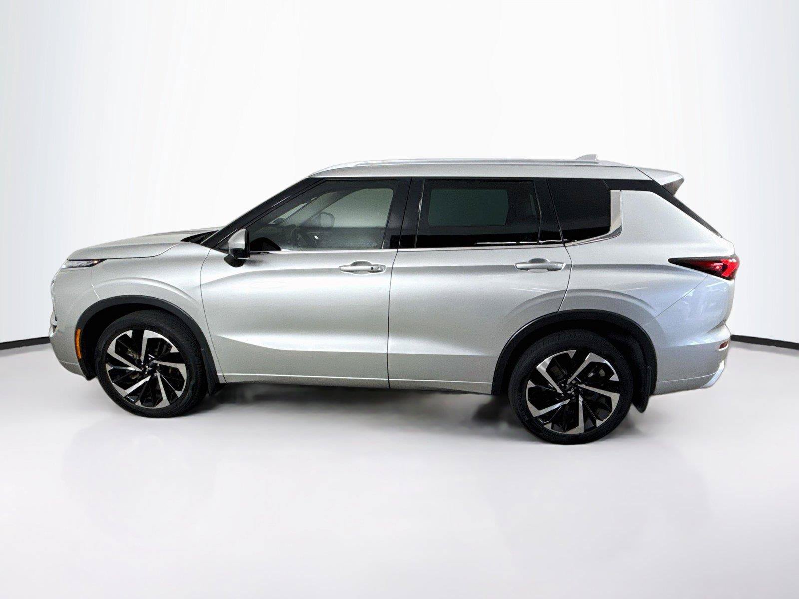 Used 2022 Mitsubishi Outlander SEL FWD image 2