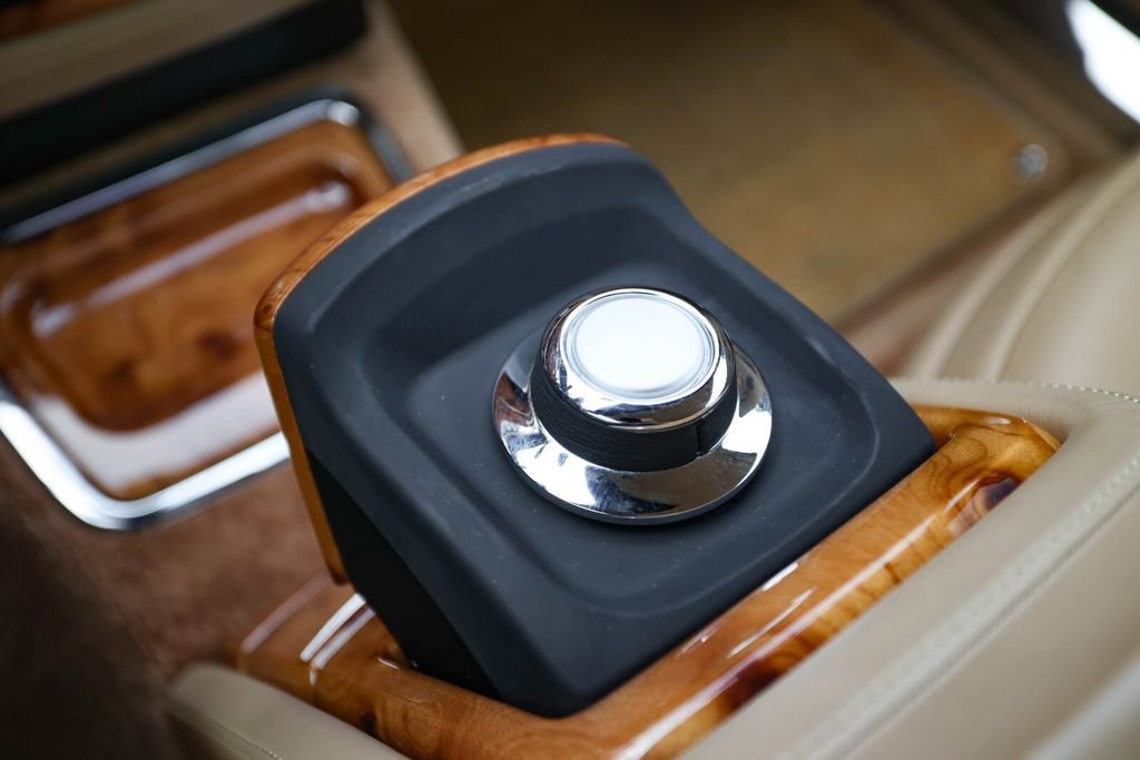 Used 2010 Rolls-Royce Phantom Drophead Coupe image 49