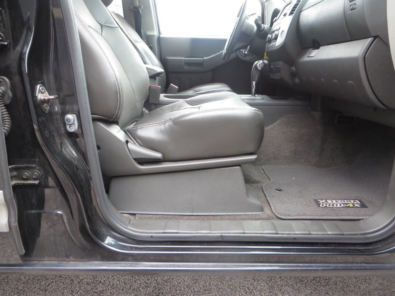 Used 2015 Nissan Xterra PRO-4X w/ Pro-4x Leather Package image 18