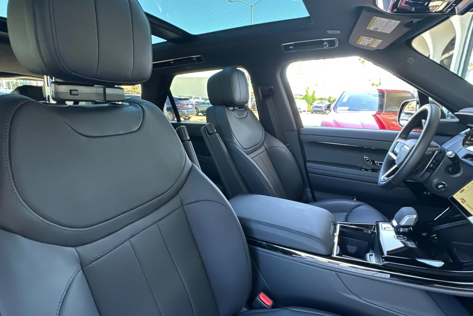 Used 2025 Land Rover Range Rover Sport SE image 31