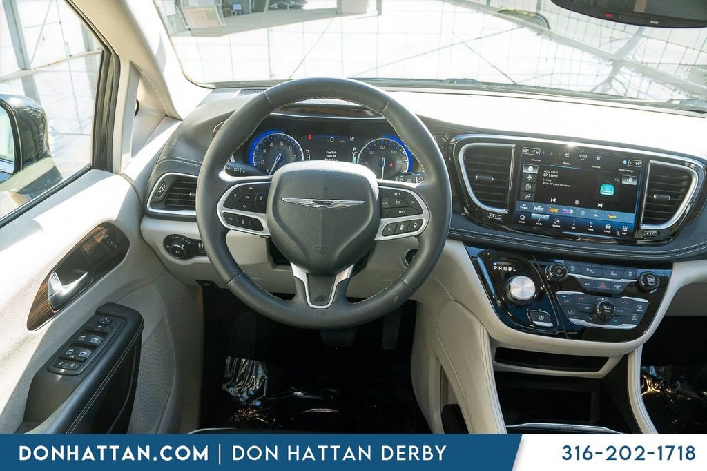 Used 2023 Chrysler Pacifica Limited FWD image 5