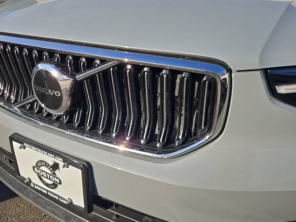 Certified 2025 Volvo XC40 B5 Core image 3