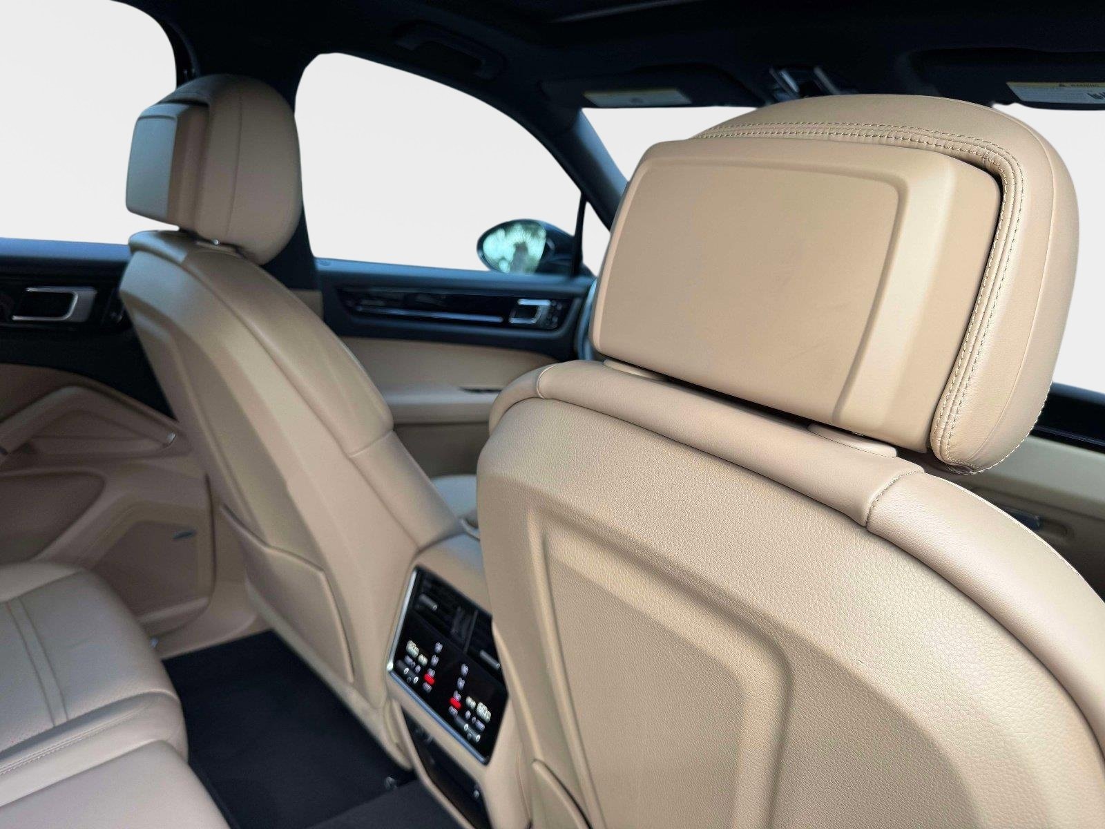 Used 2022 Porsche Cayenne w/ Premium Package image 35