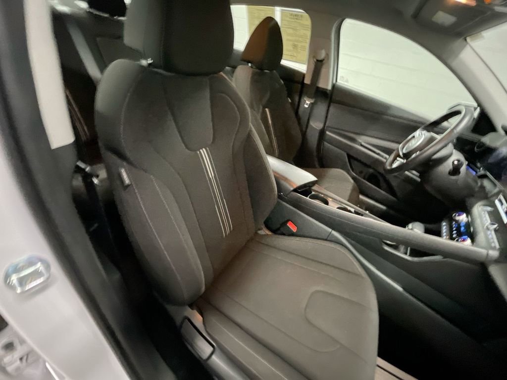 Used 2025 Hyundai Elantra SEL image 27