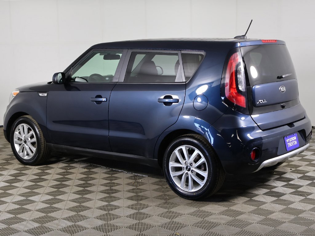 Used 2017 Kia Soul + image 6