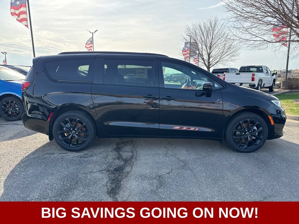 New 2026 Chrysler Pacifica Select w/ S Appearance Package AWD/4WD image 2