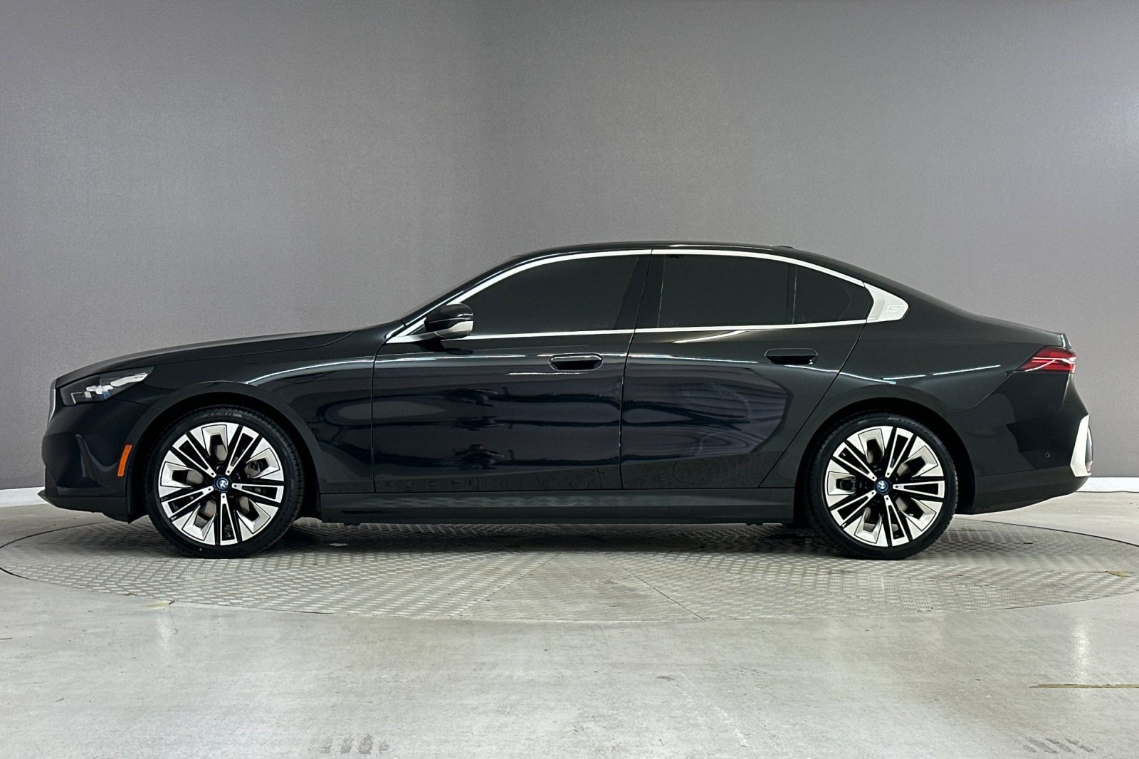 Certified 2024 BMW i5 eDrive40i w/ Convenience Package RWD image 2