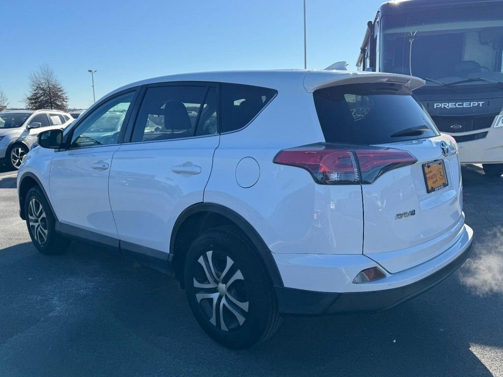 Used 2018 Toyota RAV4 LE image 5