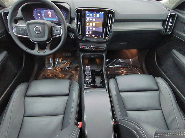 Used 2025 Volvo XC40 B5 Plus image 18