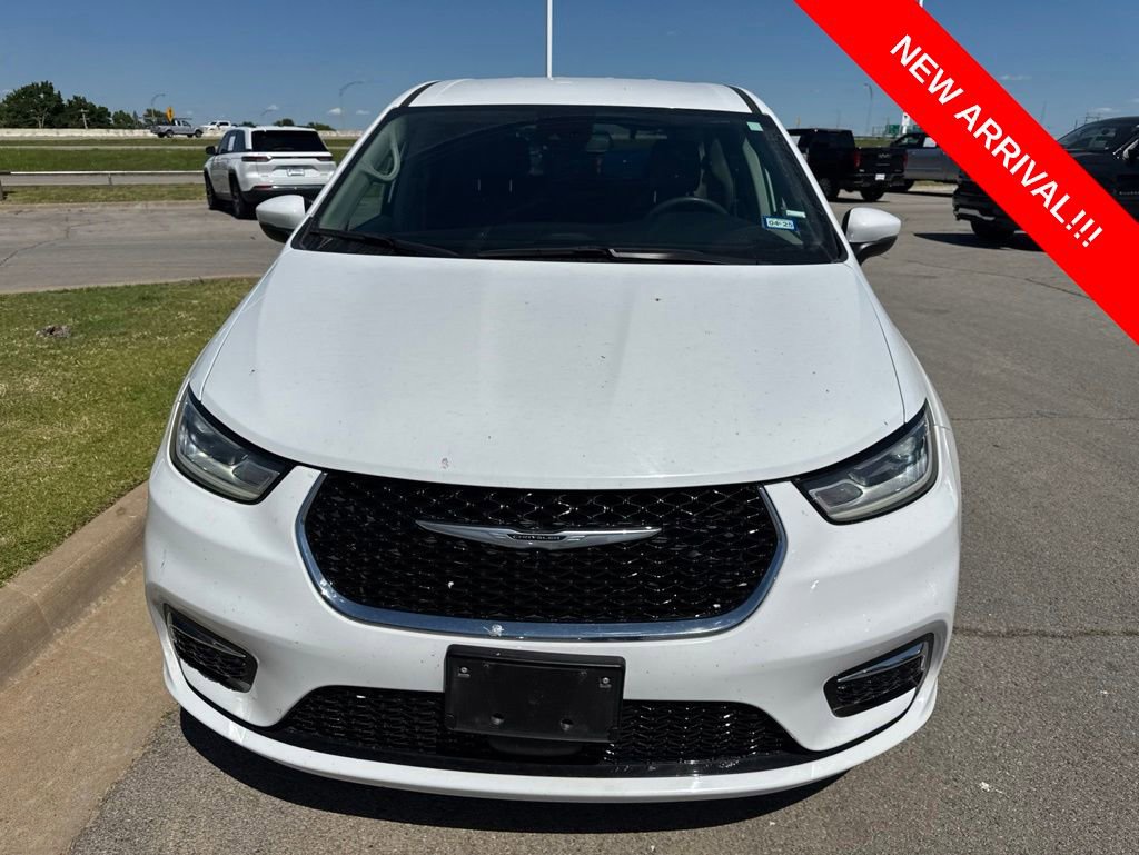 Used 2023 Chrysler Pacifica Touring-L FWD image 2