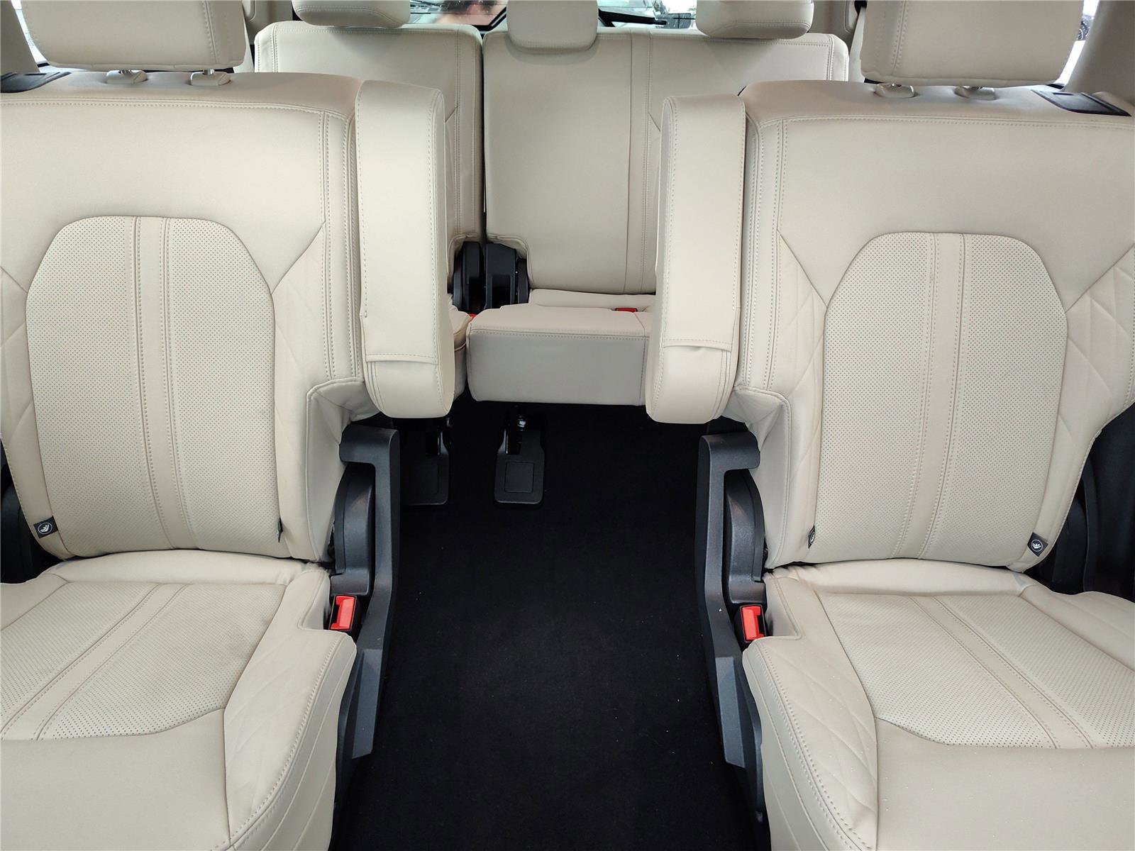 Used 2024 Ford Expedition Platinum image 30