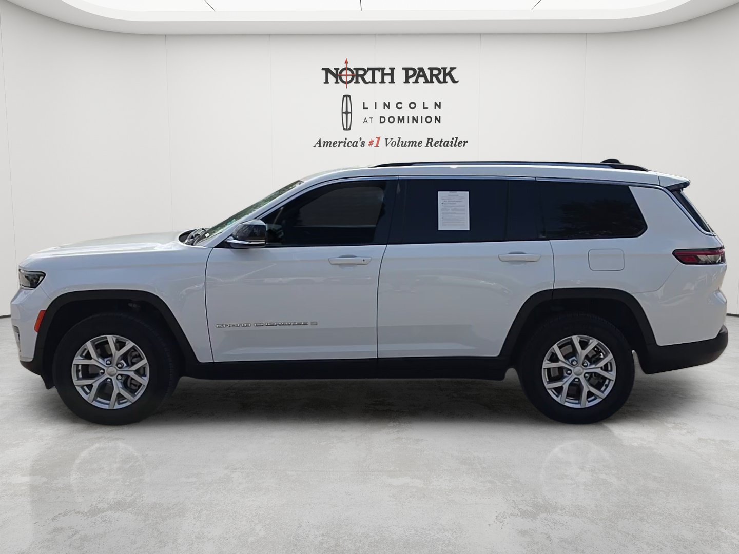 Used 2023 Jeep Grand Cherokee L Limited RWD image 2