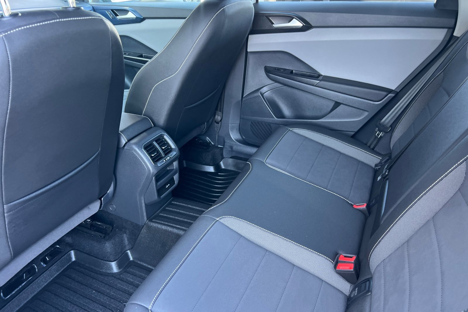 Used 2023 Volkswagen Taos SE image 9