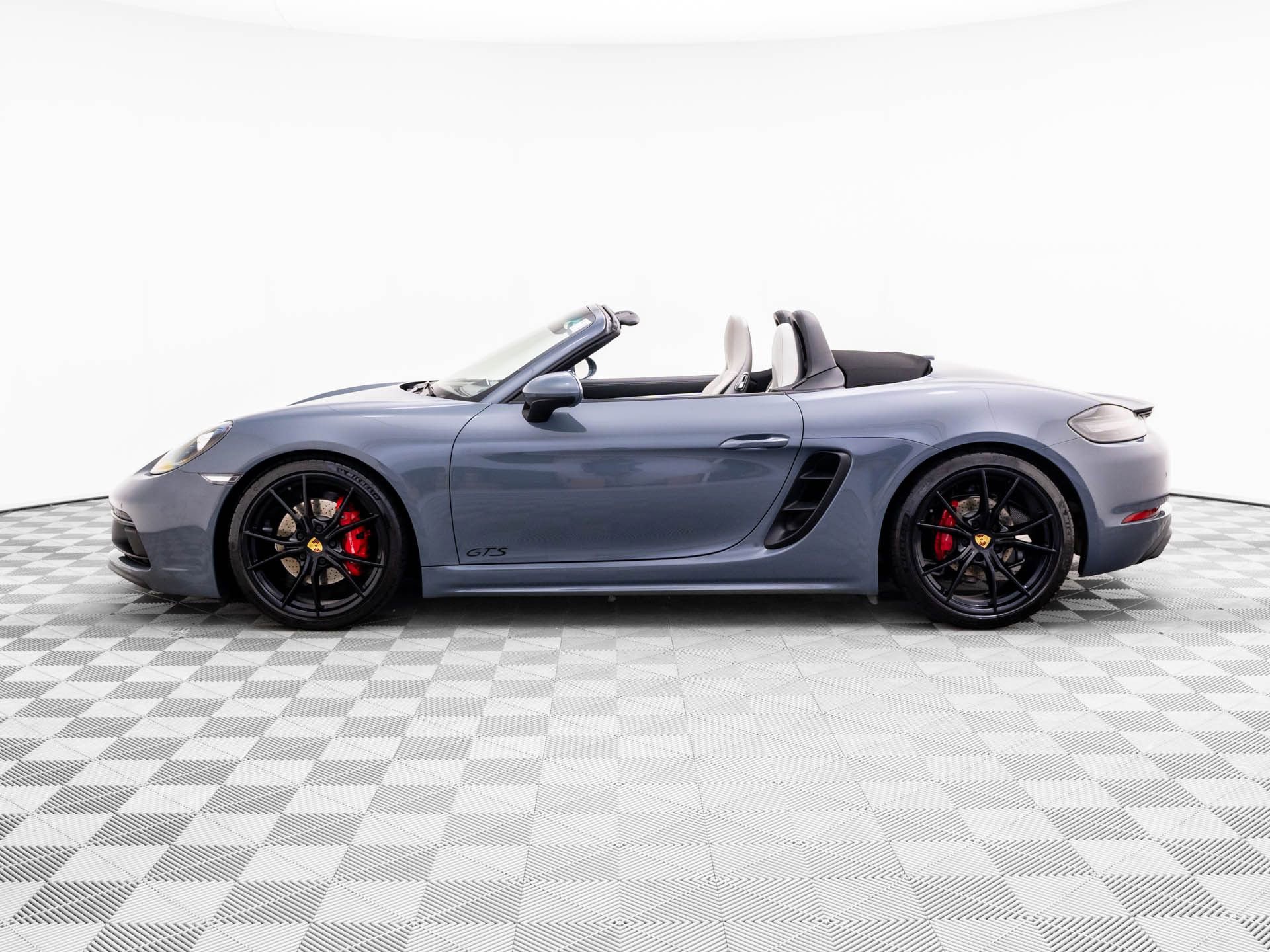 Used 2018 Porsche 718 Boxster GTS image 2