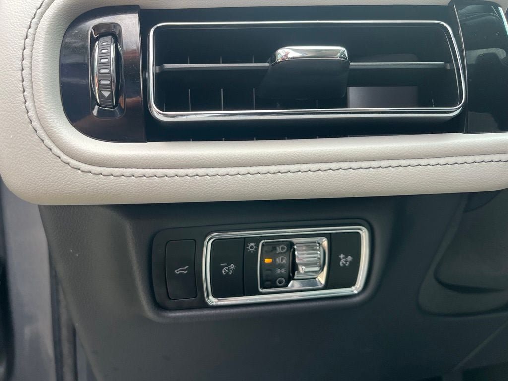 Certified 2025 Lincoln Aviator AWD image 36