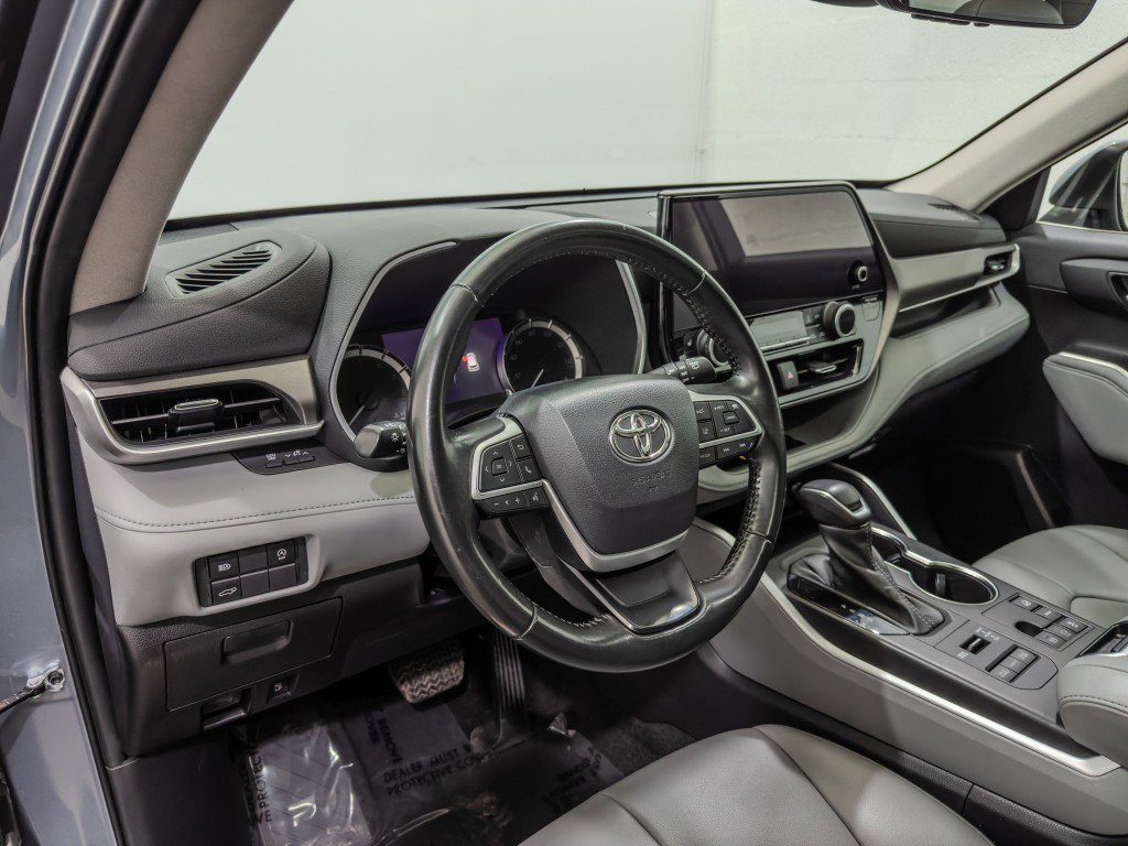 Used 2023 Toyota Highlander XLE AWD/4WD image 16