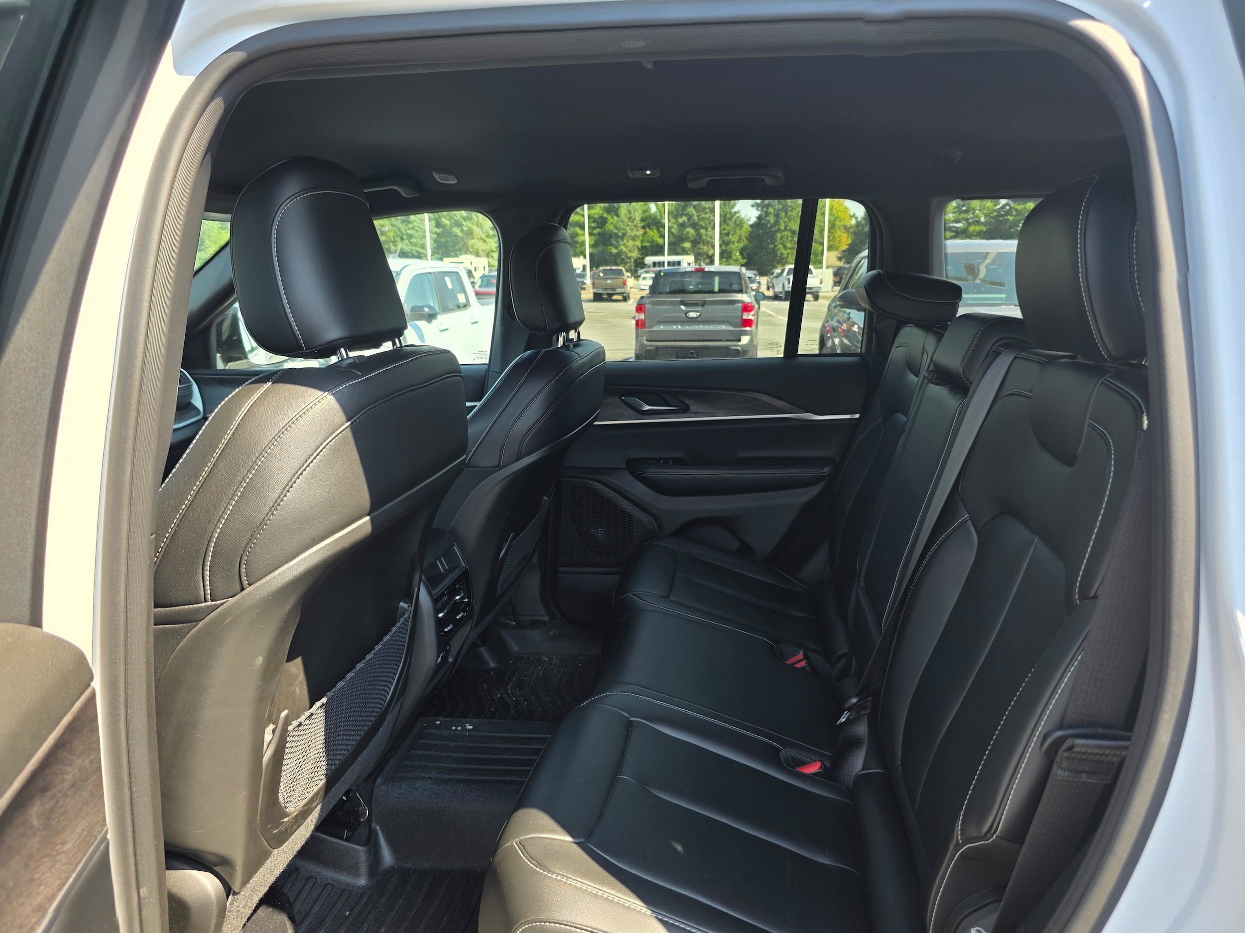 Used 2025 Jeep Grand Cherokee Limited AWD/4WD image 10