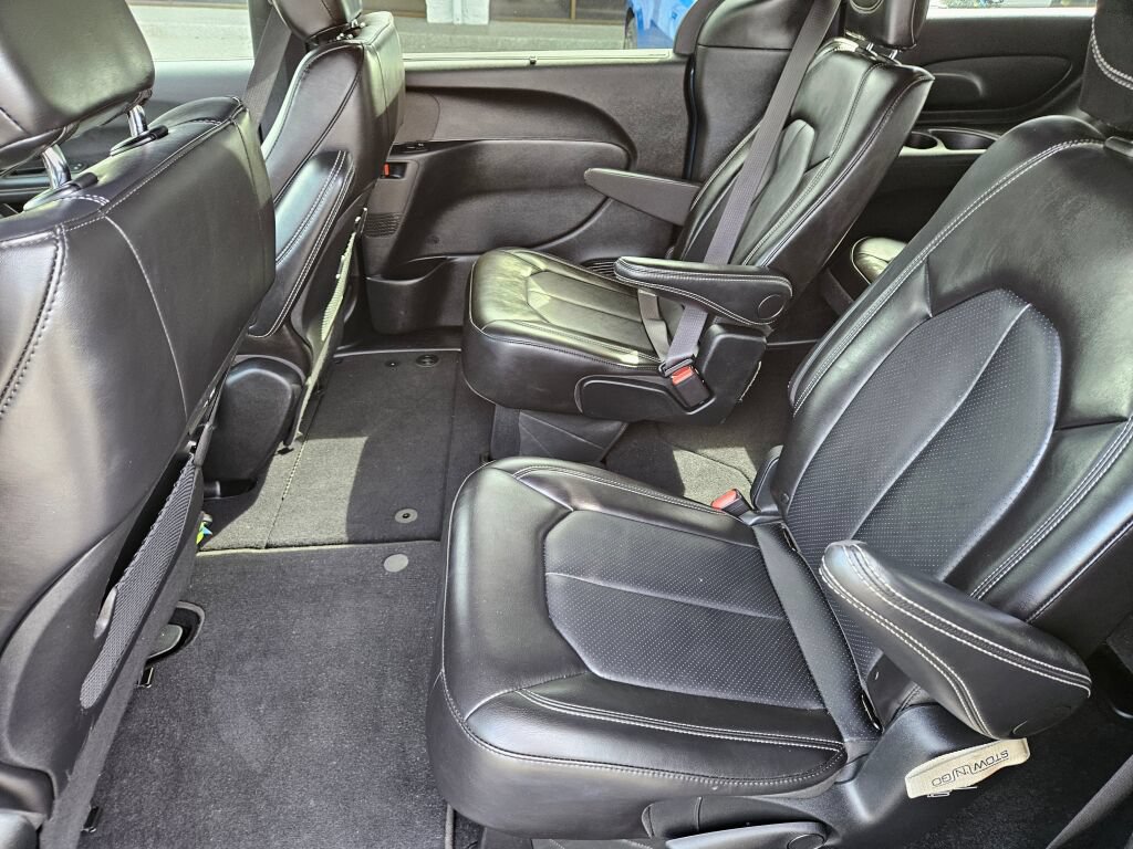 Used 2025 Chrysler Pacifica Select FWD image 15