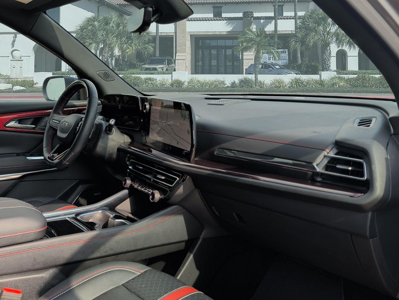 Used 2025 Chevrolet Traverse RS FWD image 29