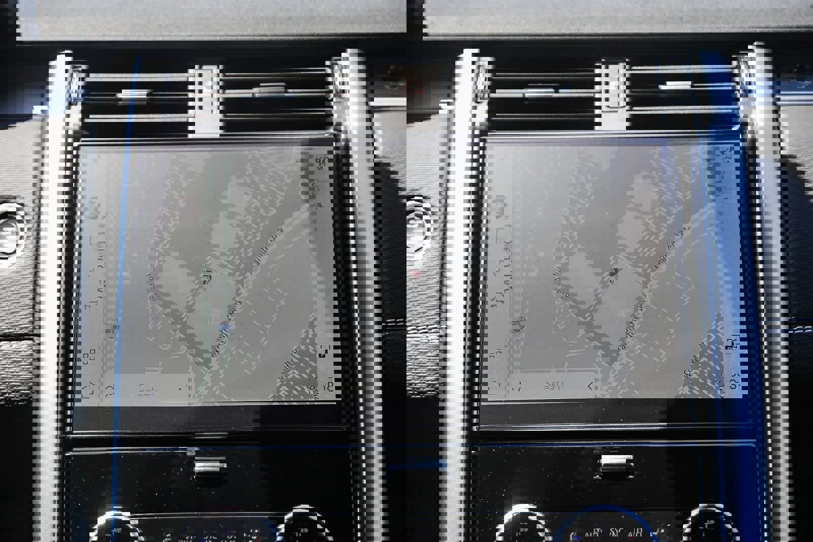 New 2025 Land Rover Discovery Dynamic SE image 14