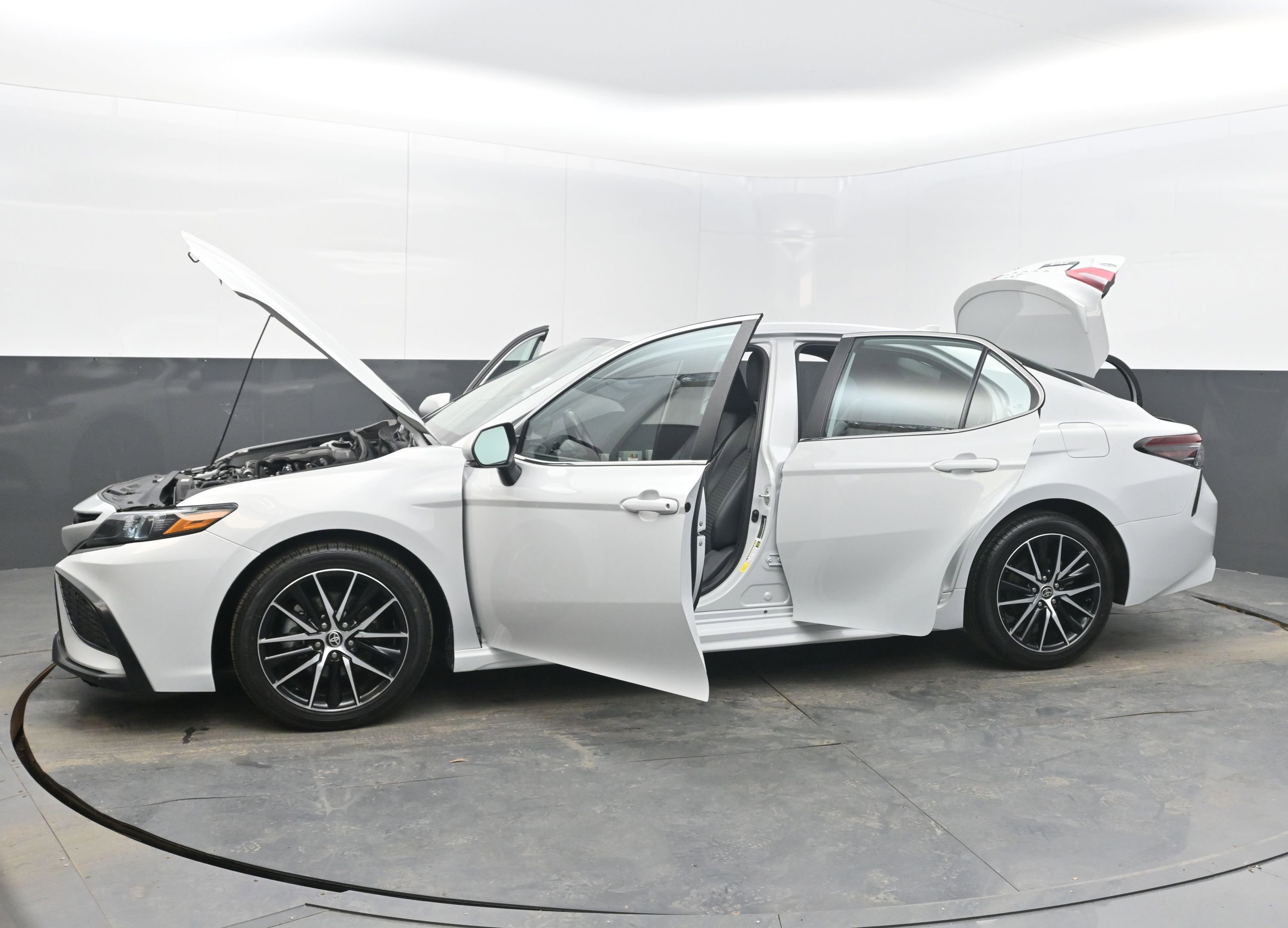 Used 2024 Toyota Camry SE image 43